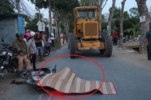 Hiện trường vụ xe ủi g&acirc;y tai nạn giao th&ocirc;ng chết người