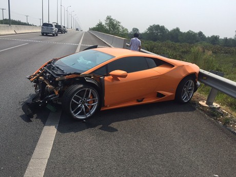 Si&ecirc;u xe Lamborghini Huracan được nhanh ch&oacute;ng đưa khỏi đường cao tốc sau tai nạn giao th&ocirc;ng