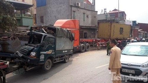 Lực lượng chức năng c&oacute; mặt để xử l&yacute; hiện trường vụ tai nạn giao th&ocirc;ng