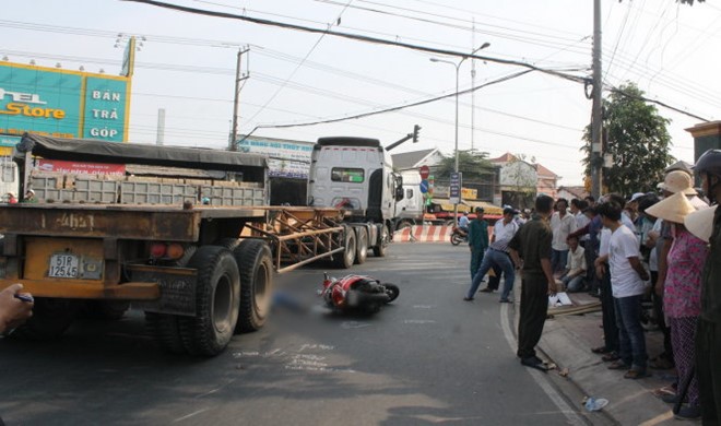 Hiện trường vụ tai nạn giao th&ocirc;ng xe container c&aacute;n chết người phụ nữ đang dừng đ&egrave;n đỏ ng&agrave;y 2/4