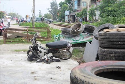 Chiếc xe m&aacute;y bị hư hỏng ho&agrave;n to&agrave;n sau vụ tai nạn giao th&ocirc;ng kinh ho&agrave;ng