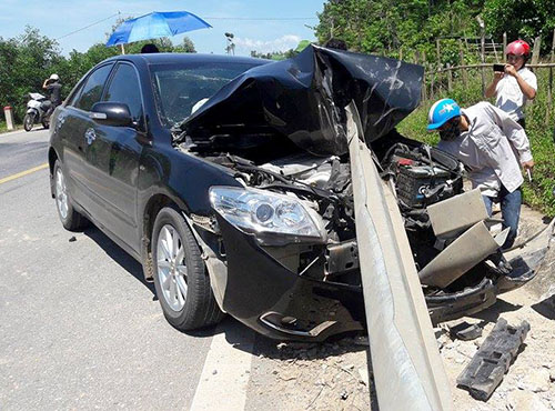 Vụ tai nạn giao th&ocirc;ng kinh ho&agrave;ng khiến phần đầu xe Camry biến dạng
