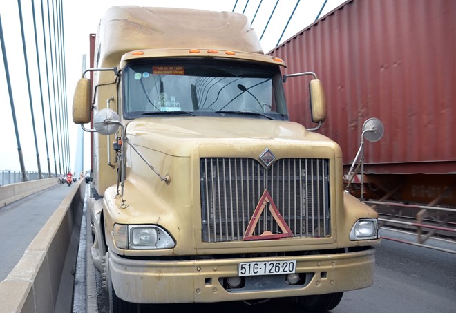 Chiếc xe container g&acirc;y tai nạn giao th&ocirc;ng khiến cầu Ph&uacute; Mỹ kẹt cứng hơn 1 giờ đồng hồ