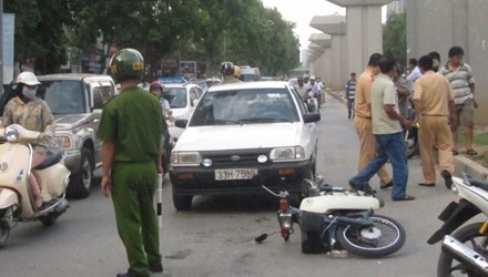 Sau khi g&acirc;y tai nạn giao th&ocirc;ng, đối tượng c&ograve;n hung hăng đe dọa lực lượng chức năng