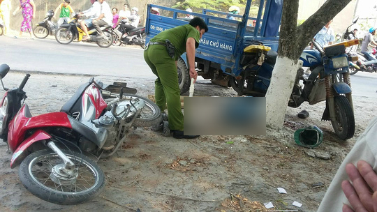 Lực lượng chức năng đang kh&aacute;m nghiệm hiện trường vụ tai nạn giao th&ocirc;ng