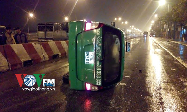 Xe taxi Mai Linh bị lật tại hiện trường vụ tai nạn giao th&ocirc;ng