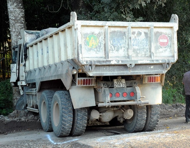 Xe tải của t&agrave;i xế Đức lao thẳng v&agrave;o gốc x&agrave; cừ sau vụ tai nạn giao th&ocirc;ng  bất ngờ