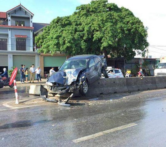 Xe con nằm vắt ngang dải ph&acirc;n c&aacute;ch tại hiện trường vụ tai nạn giao th&ocirc;ng