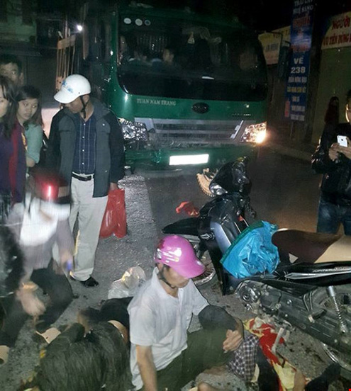 Hiện trường vụ tai nạn giao th&ocirc;ng giữa xe m&aacute;y v&agrave; xe tải tại ng&atilde; tư gốc Gạo Đ&ocirc;i (H&agrave; Nam)