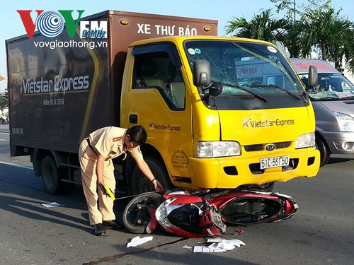 Xe máy của nạn nhân bị kẹt dưới gầm, hư hỏng sau vụ tai nạn giao thông kinh hoàng Xe máy của nạn nhân bị kẹt dưới gầm, hư hỏng sau vụ tai nạn giao thông kinh hoàng