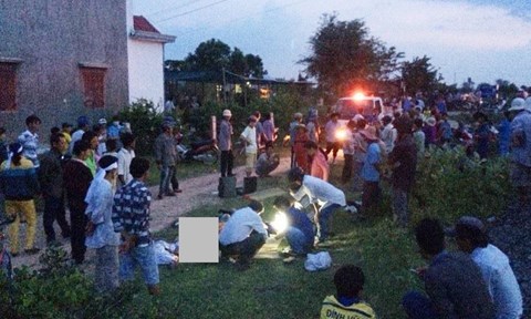 Người th&acirc;n của hai nạn nh&acirc;n g&agrave;o kh&oacute;c thảm thiết tại hiện trường vụ tai nạn giao th&ocirc;ng