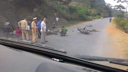 Lực lượng chức năng kh&aacute;m nghiệm hiện trường vụ tai nạn giao th&ocirc;ng tr&ecirc;n đ&egrave;o B&eacute;n