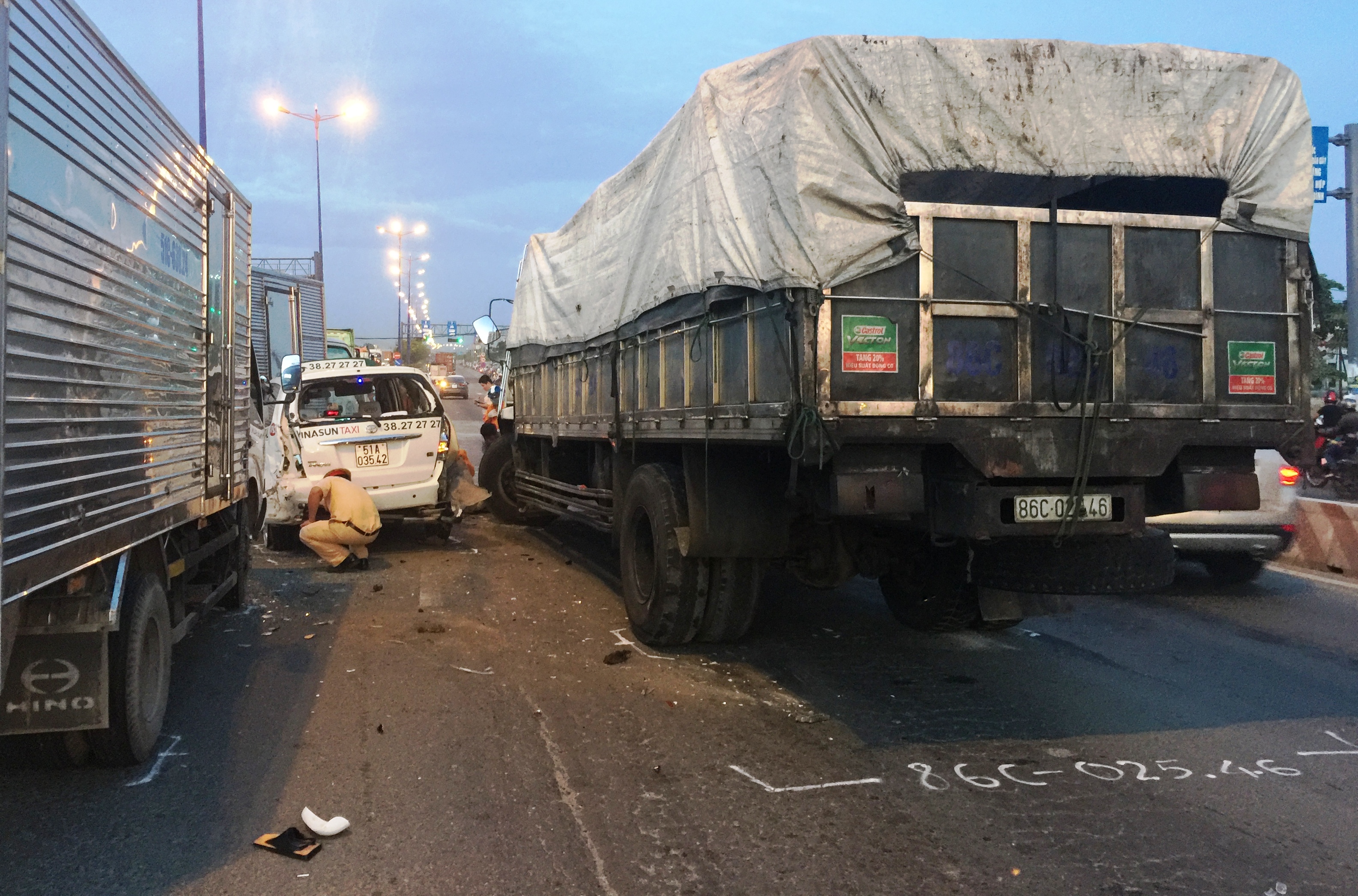 Lực lượng chức năng đang xử l&yacute; hiện trường vụ tai nạn giao th&ocirc;ng li&ecirc;n ho&agrave;n 8 &ocirc; t&ocirc;