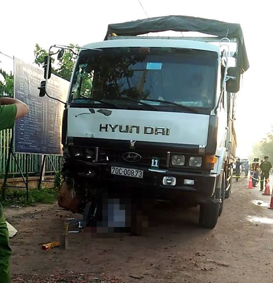 Hiện trường vụ tai nạn giao th&ocirc;ng khiến người b&aacute;n tr&aacute;i c&acirc;y tử vong
