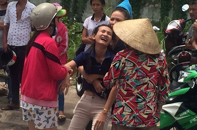 Vợ anh Thu kh&oacute;c ngất khi hay tin về vụ tai nạn giao th&ocirc;ng