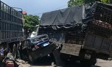 Xe biển xanh nằm &lsquo;lọt thỏm&rsquo; giữa 2 xe tải tại hiện trường tai nạn giao th&ocirc;ng