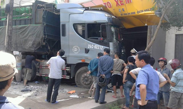 Vì quên không khóa phanh, tài xế xe tải đã vô tình gây ra vụ tai nạn liên hoàn gây thiệt hại nghiêm trọng Vì quên không khóa phanh, tài xế xe tải đã vô tình gây ra vụ tai nạn liên hoàn gây thiệt hại nghiêm trọng