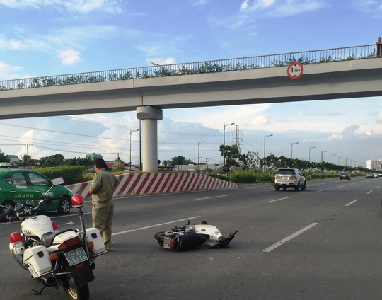 Chiếc xe máy gây tai nạn giao thông nằm chỏng chơ tại hiện trường