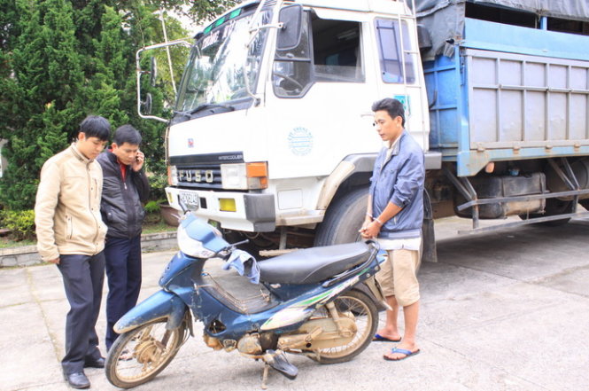 L&aacute;i xe Trương Hồng Duy (bị c&ograve;ng tay) b&ecirc;n chiếc xe tải g&acirc;y tai nạn giao th&ocirc;ng chết người