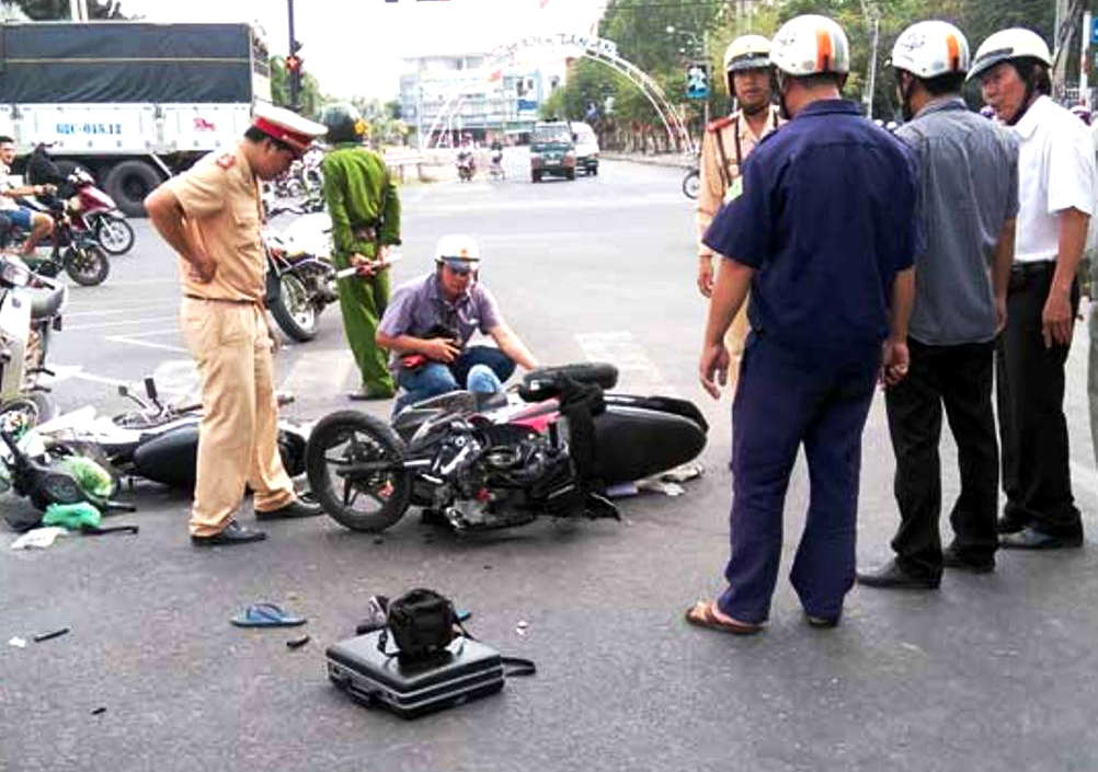 Hiện trường vụ tai nạn giao th&ocirc;ng khiến c&ocirc; g&aacute;i bị thương nặng tr&ecirc;n đường đi chơi 8/3
