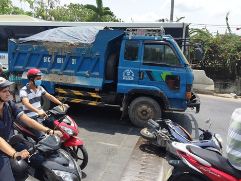 Vụ tai nạn giao th&ocirc;ng khiến nữ sinh bị xe ben c&aacute;n n&aacute;t ch&acirc;n