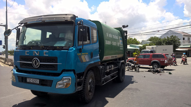 Tài xế xe chở rác rời khỏi hiện trường sau khi tai nạn giao thông chết người xảy ra Tài xế xe chở rác rời khỏi hiện trường sau khi tai nạn giao thông chết người xảy ra