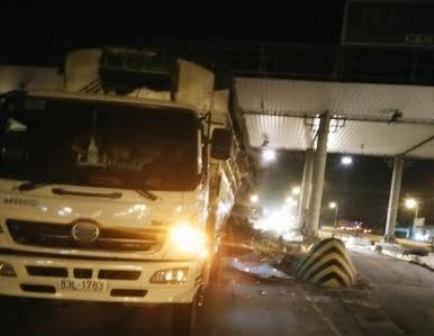 Quãng đường xe tải tuột dốc và liên tiếp gây tai nạn giao thông lên đến trên 2km Quãng đường xe tải tuột dốc và liên tiếp gây tai nạn giao thông lên đến trên 2km