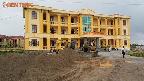 Khu vực thi c&ocirc;ng s&acirc;n UBND x&atilde; Vĩnh H&ograve;a, nơi xảy ra vụ tai nạn chết người thương t&acirc;m