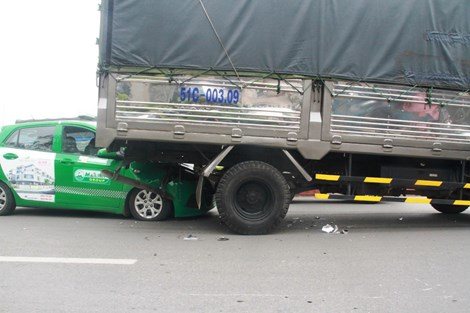 Vụ tai nạn giao th&ocirc;ng bất ngờ khiến chiếc taxi Mai Linh t&ocirc;ng thẳng v&agrave;o đu&ocirc;i xe tải
