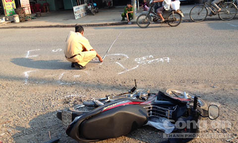 Lực lượng chức năng đang xử l&yacute; hiện trường vụ tai nạn giao th&ocirc;ng