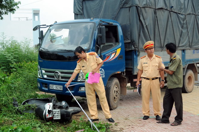 CSGT kh&aacute;m nghiệm hiện trường vụ tai nạn giao th&ocirc;ng