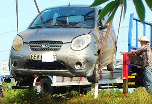 Nguy&ecirc;n nh&acirc;n vụ tai nạn giao th&ocirc;ng l&agrave; do xe Kia Morning khi l&ecirc;n cầu bất ngờ mất l&aacute;i lao thẳng xuống ao