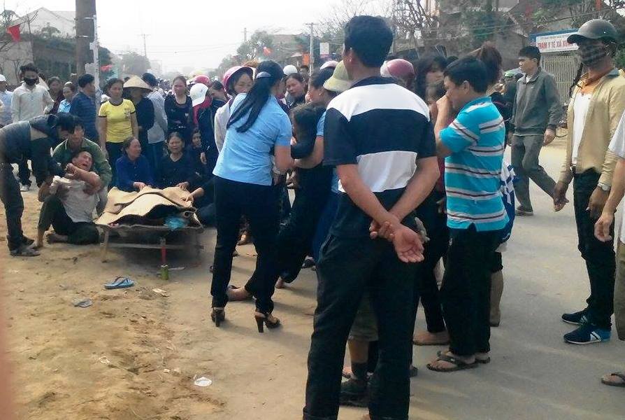Người cha ng&atilde; khụy b&ecirc;n thi thể con trai tử vong v&igrave; tai nạn giao th&ocirc;ng