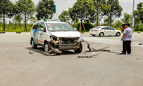 Hiện trường vụ taxi Vinasun g&acirc;y tai nạn giao th&ocirc;ng khiến 1 người tử vong