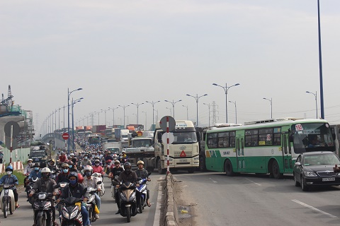 H&agrave;ng ng&agrave;n phương tiện kẹt cứng tr&ecirc;n cầu sau vụ tai nạn giao th&ocirc;ng giữa &ocirc; t&ocirc; con v&agrave; xe container