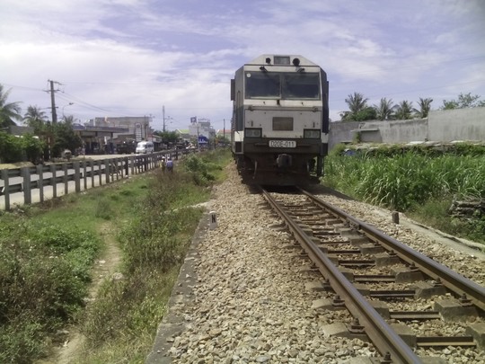 V&igrave; cố t&igrave;nh lao qua đường ray khi t&agrave;u hỏa gần đến, một phụ nữ đ&atilde; kh&ocirc;ng may gặp tai nạn giao th&ocirc;ng chết người