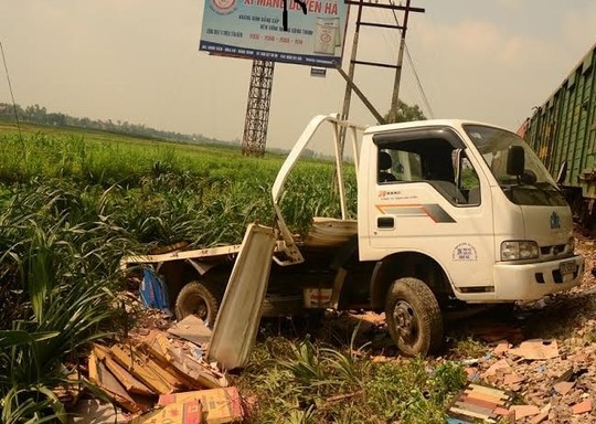Vụ tai nạn giao th&ocirc;ng bất ngờ khiến &ocirc; t&ocirc; tải bị t&agrave;u hỏa t&ocirc;ng văng 10m rồi lao xuống ruộng