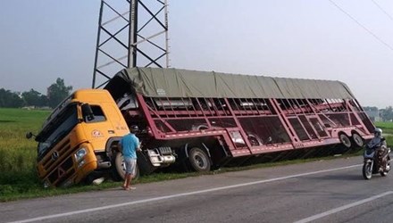 Hiện trường chiếc xe đầu k&eacute;o gặp tai nạn giao th&ocirc;ng ở Thanh H&oacute;a