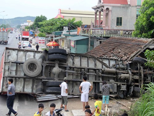 Rất may kh&ocirc;ng c&oacute; ai bị thương trong vụ tai nạn giao th&ocirc;ng xe tải mất l&aacute;i t&ocirc;ng sập nh&agrave; d&acirc;n