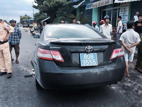 Sau tai nạn giao th&ocirc;ng, t&agrave;i xế điều khiển xe Camry rời khỏi hiện trường