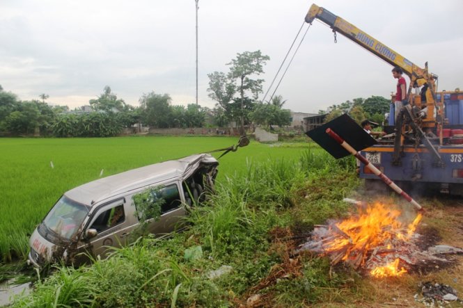 Đến 9h30 s&aacute;ng 19/7, chi&ecirc;́c xe gặp tai nạn giao th&ocirc;ng được kéo l&ecirc;n từ ru&ocirc;̣ng