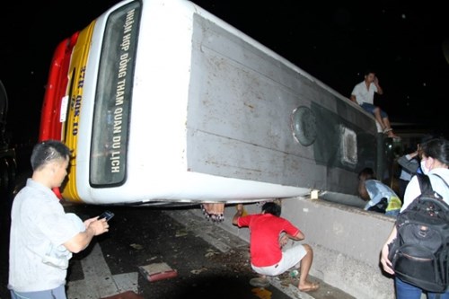 Vụ tai nạn giao th&ocirc;ng bất ngờ khiến 20 h&agrave;nh kh&aacute;ch tr&ecirc;n xe được phen h&uacute; v&iacute;a