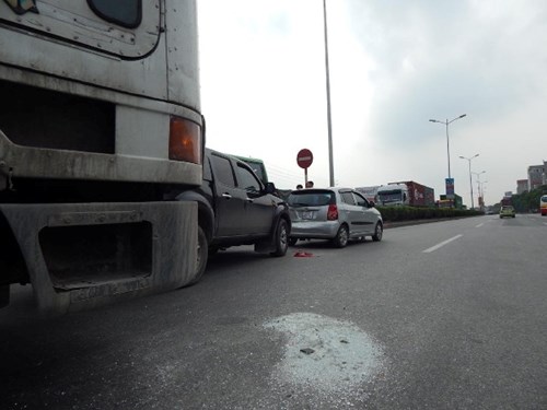 3 chiếc &ocirc; t&ocirc; &lsquo;d&iacute;nh&rsquo; nhau sau vụ tai nạn giao th&ocirc;ng li&ecirc;n ho&agrave;n ở H&agrave; Nội