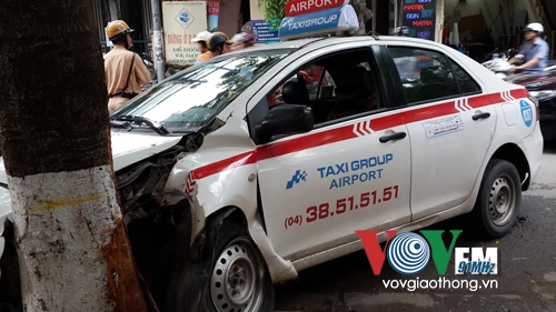 Vụ tai nạn giao th&ocirc;ng hy hữu khiến xe taxi bị hư hỏng nặng