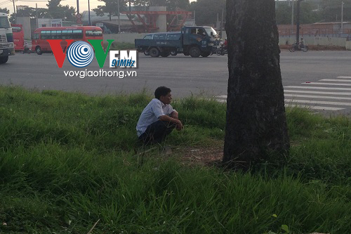 T&agrave;i xế ngồi thẫn thờ b&ecirc;n đường sau khi g&acirc;y tai nạn giao th&ocirc;ng