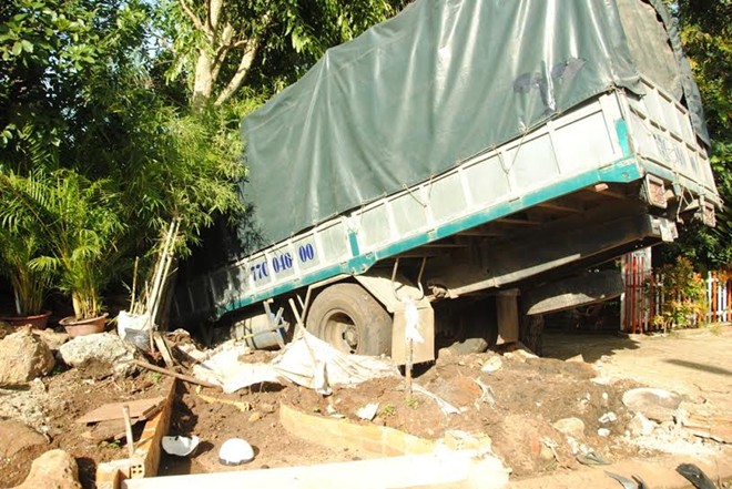 Sau khi g&acirc;y tai nạn giao th&ocirc;ng khiến 1 người chết v&agrave; l&agrave;m sập 1 cửa h&agrave;ng, chiếc xe tải lao v&agrave;o lề đường