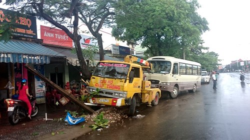 Cứu hộ giao th&ocirc;ng gặp tai nạn giao th&ocirc;ng l&agrave; sự việc hy hữu xảy ra ở Quảng Trị v&agrave;o s&aacute;ng nay