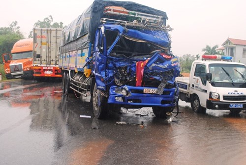 Cơ quan chức năng đang khẩn trương l&agrave;m r&otilde; nguy&ecirc;n nh&acirc;n vụ tai nạn giao th&ocirc;ng giữa xe kh&aacute;ch v&agrave; xe tải tại Quảng B&igrave;nh
