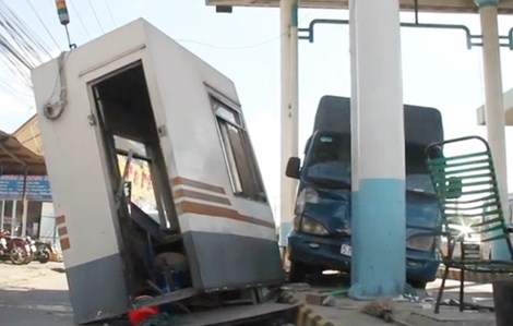 Hiện trường vụ tai nạn giao thông hy hữu khiến cabin của trạm thu phí bị tông văng Hiện trường vụ tai nạn giao thông hy hữu khiến cabin của trạm thu phí bị tông văng