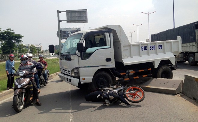 Hiện trường vụ tai nạn giao th&ocirc;ng v&igrave; mất thắng tr&ecirc;n xa lộ H&agrave; Nội